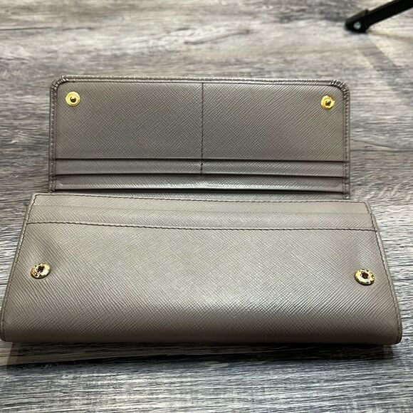 Authenticated Prada Beige Saffiano Lux Wallet ($1,100) 🌟professionally cleaned 🌟 - Picture 12 of 17